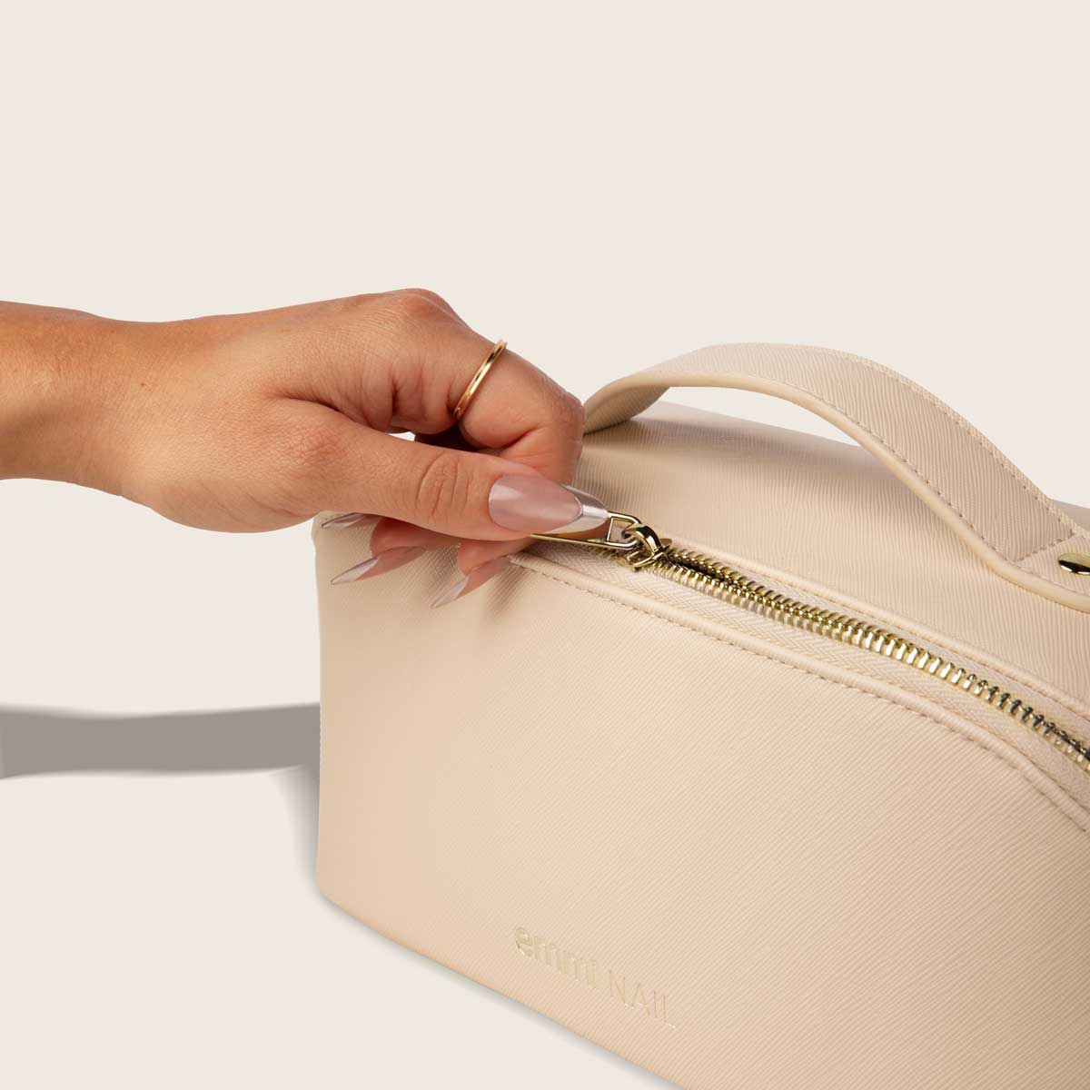 Emmi-Nail Beauty Bag Beige mit goldenem Logo