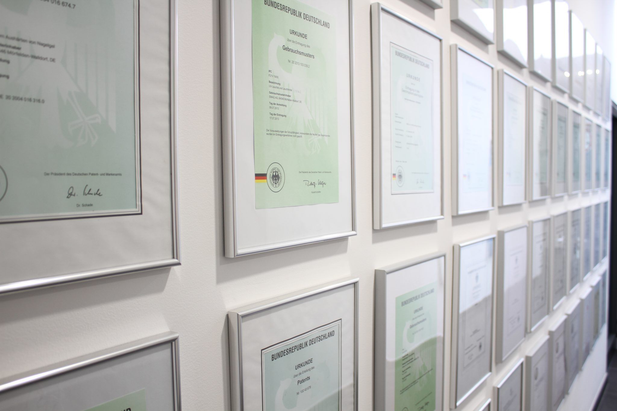 Wand mit Zertifikaten und Patenten der EMAG AG 