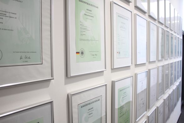 Wand mit Zertifikaten und Patenten der EMAG AG 